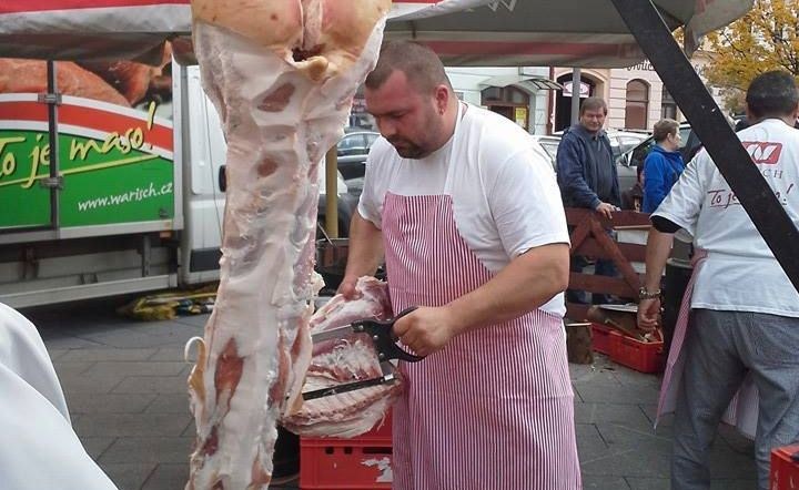 Beskydské Farmářské trhy lákají na zabijačkové speciality