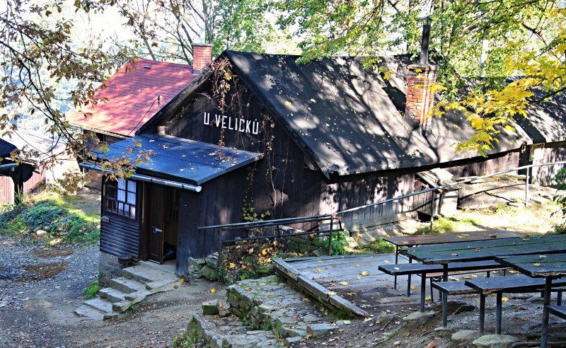 Nejstarší hospoda v Beskydech stojí na úpatí Lysé hory. U Veličků se pivo točí bezmála 200 let