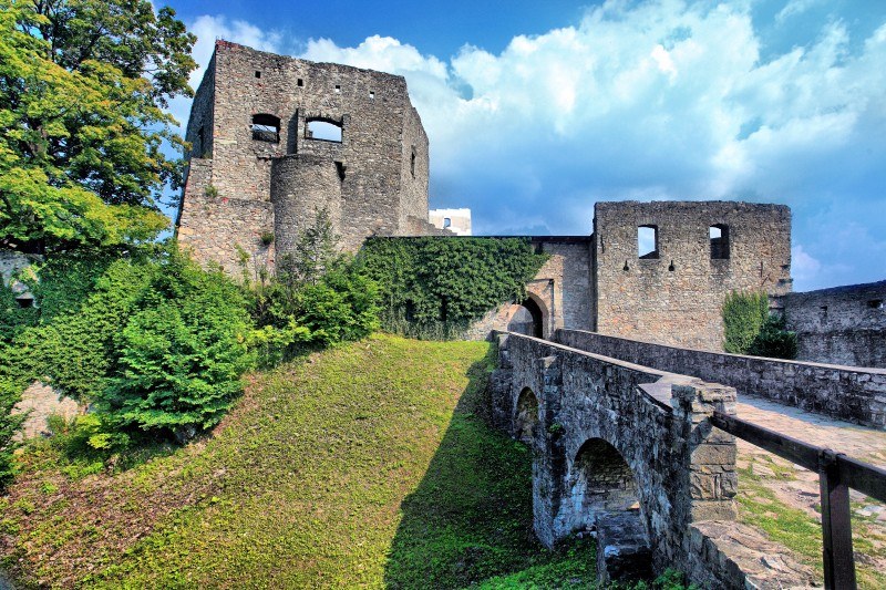 Hrad Hukvaldy bude patřit komediantům