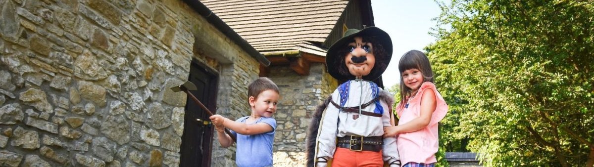 Beskydy mají nového maskota v podobě zbojníka Ondráše. Hravou formou provází malé i velké turisty