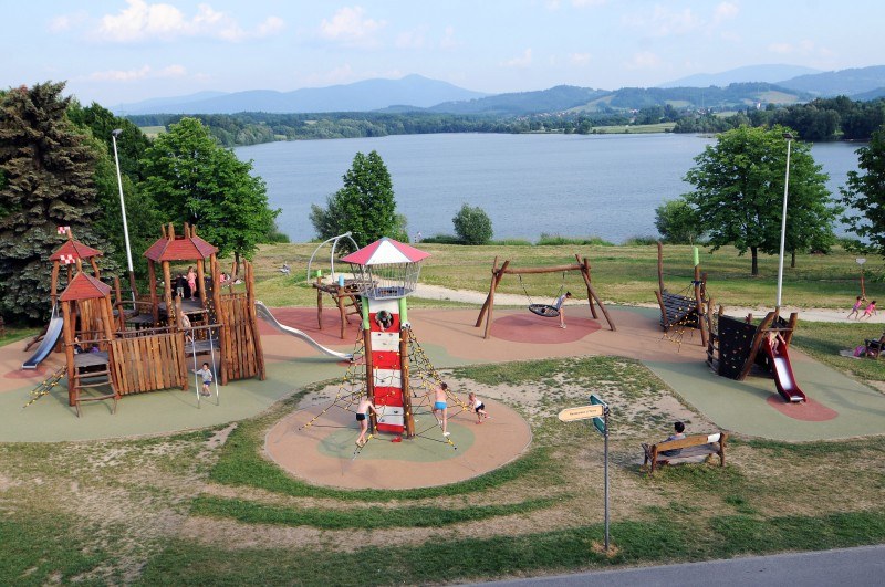 Sportoviště pro všechny na břehu přehrady Olešná