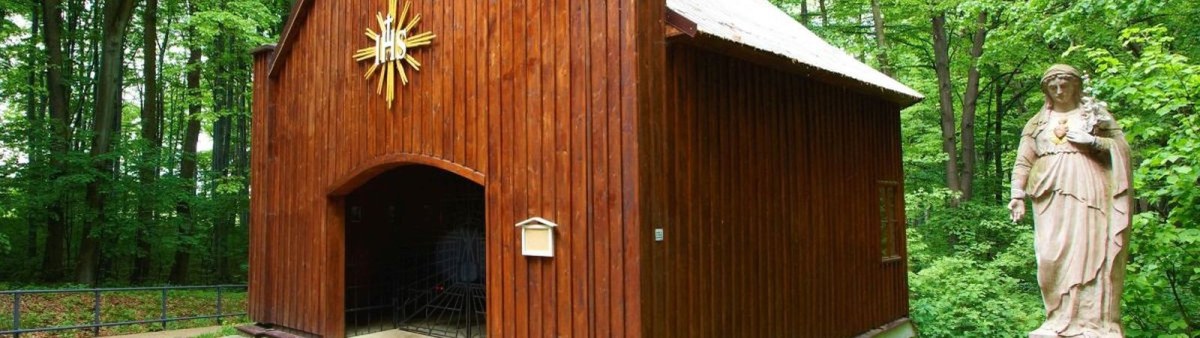 Procházkou ke kapličce a pramenu v Hájku až k nejcennějšímu dřevěnému kostelíku v ČR