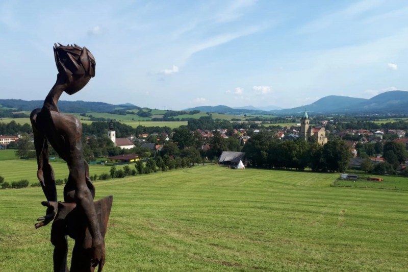 Sochy u lesa v Hodslavicích
