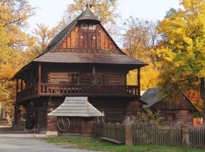 Stavění máje ve Valašském muzeu v přírodě v Rožnově pod Radhoštěm