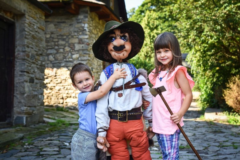 Beskydy mají nového maskota v podobě zbojníka Ondráše. Hravou formou provází malé i velké turisty