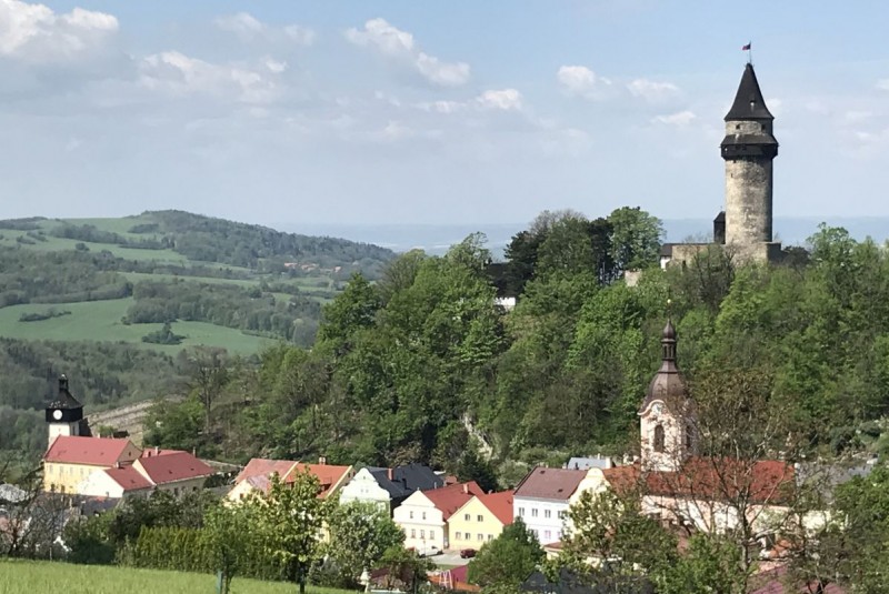 Jaro na hradech a zámcích v Beskydech