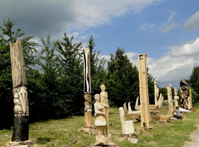 Přehradu Olešná zdobí dřevěné sochy