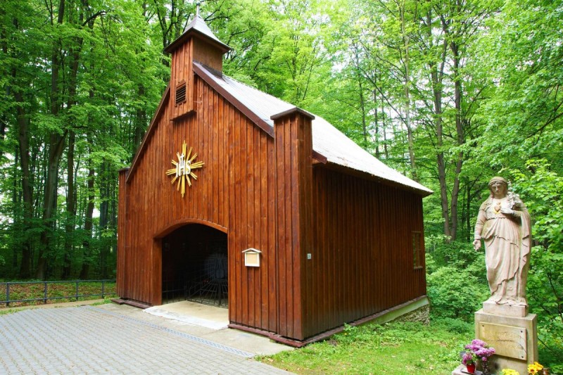 Procházkou ke kapličce a pramenu v Hájku až k nejcennějšímu dřevěnému kostelíku v ČR