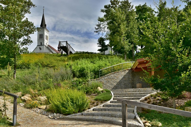 Parkoviště Malenovice - na návsi u restaurace Pod Borovou