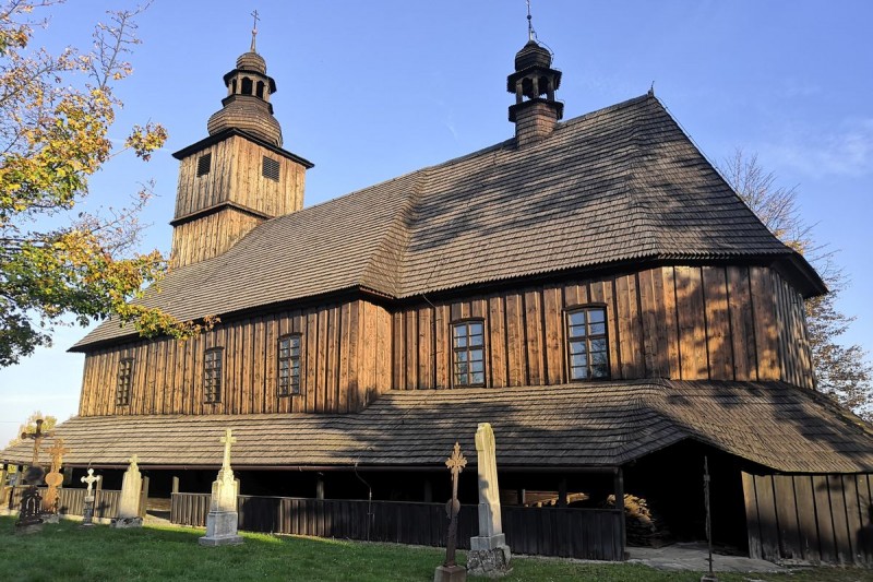 Procházkou ke kapličce a pramenu v Hájku až k nejcennějšímu dřevěnému kostelíku v ČR